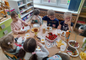Dzieci próbują słodyczy i owoców